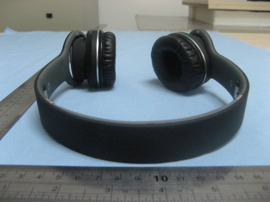 Bluetooth Stereo Headset - FCC ID XELH-680 - Shenzhen Hongnanke Communication Equipment Co., Ltd. (5)