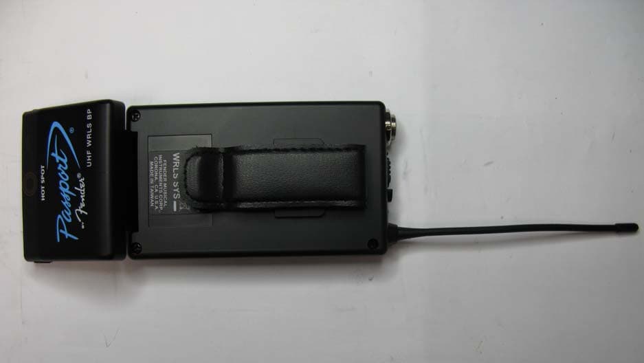 Wireless Microphone - FCC ID XQWUHFBPPR601 - Fender Musical Instruments (2)