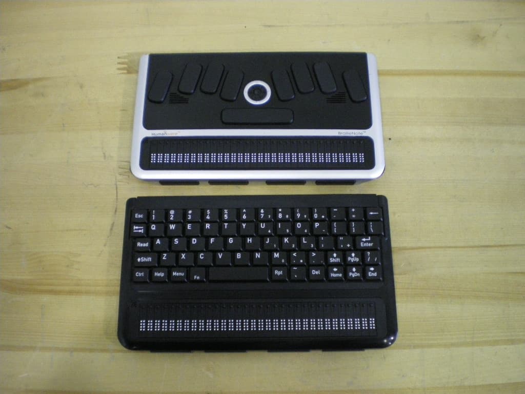 Braille note taker and terminal - FCC ID XT5APBT320 - Technologies Humanware Inc. (2)