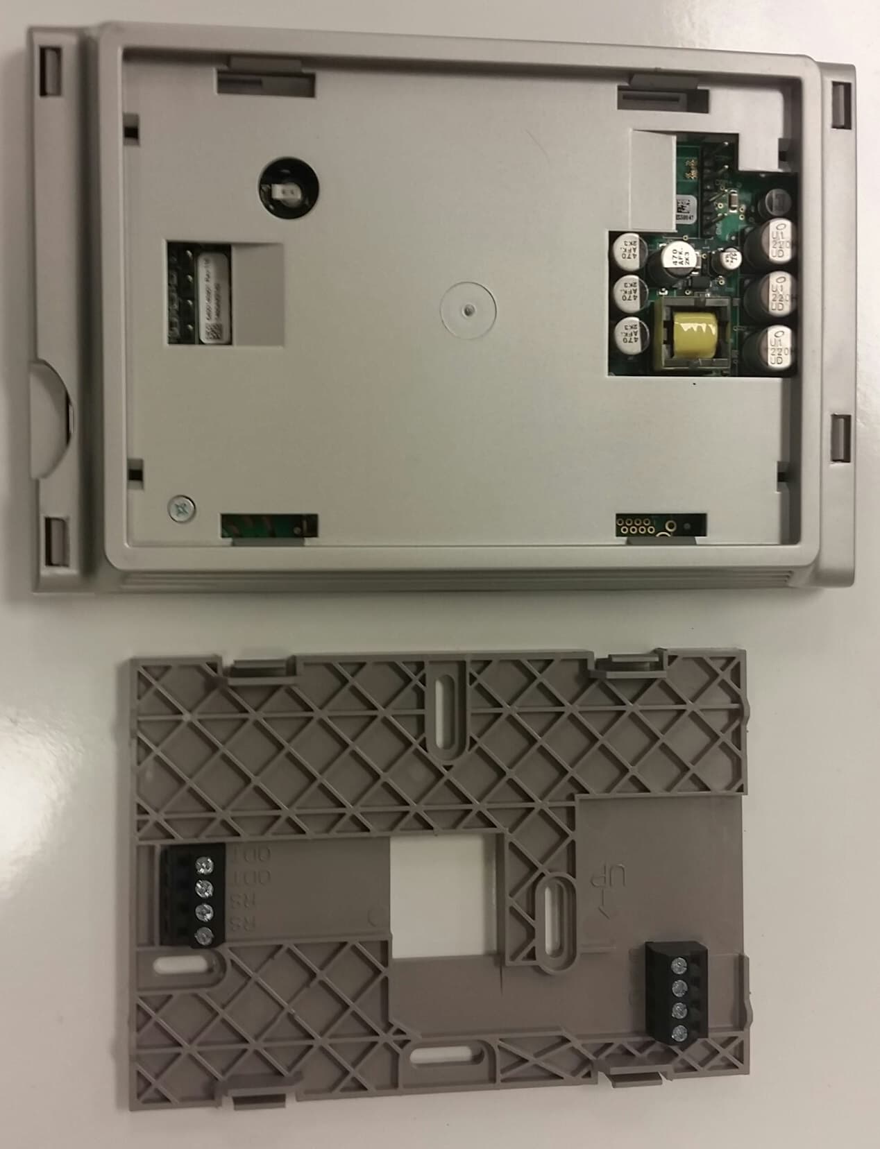 Smart Thermostat with Wireless Control - FCC ID XVRZONE950B - Trane US, Inc.