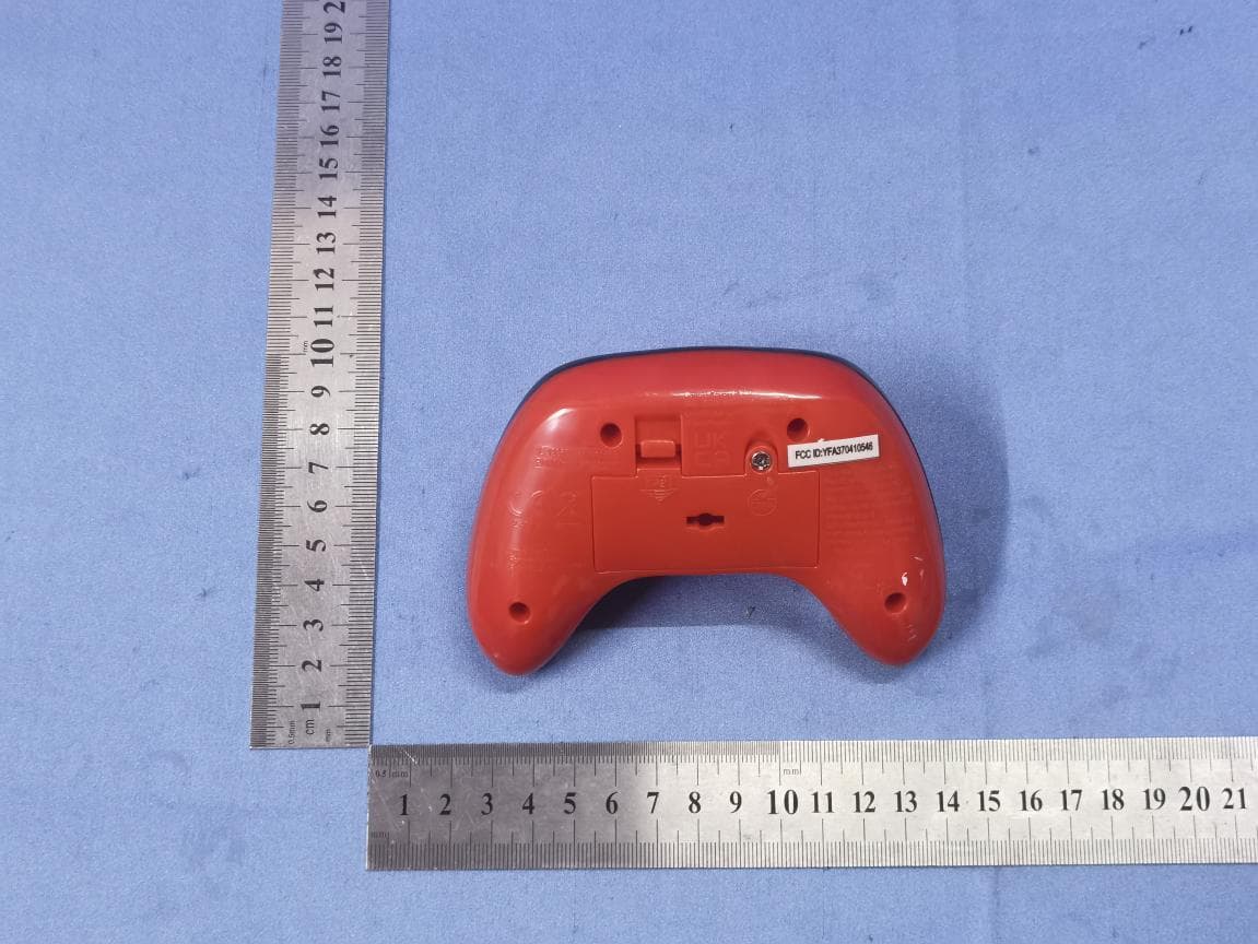 Short Range Device - Remote Control Toy Transmitter (2.4GHz) - FCC ID YFA370410546 - Carrera Toys GmbH