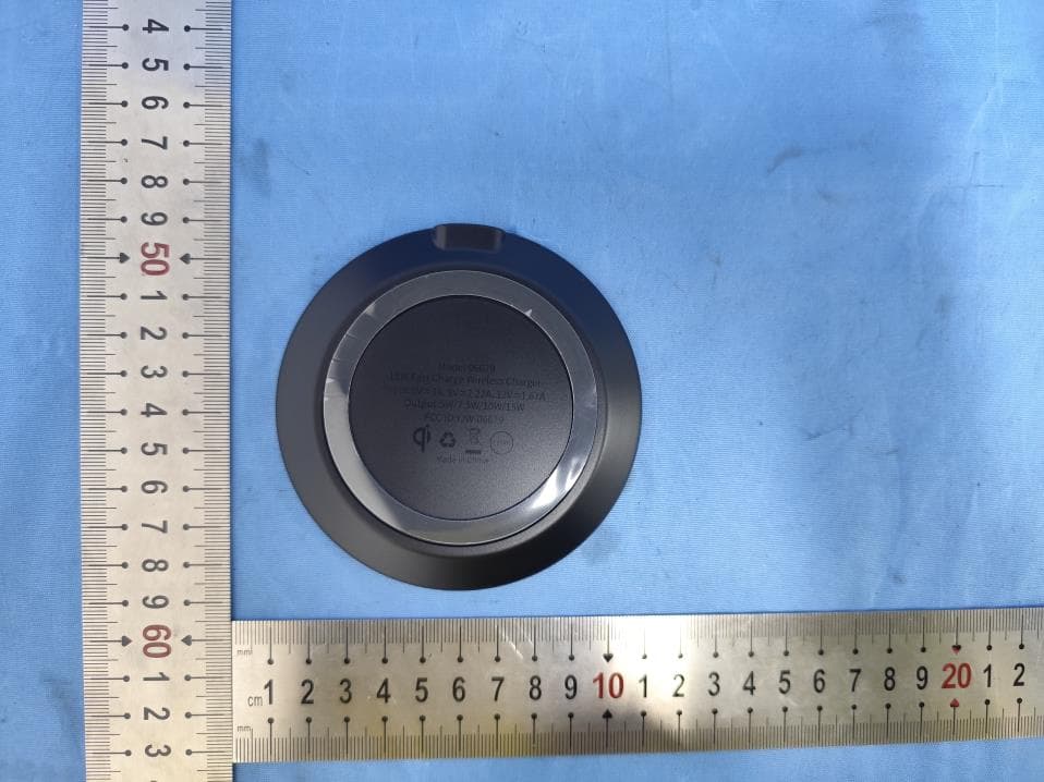 Premium Wireless Charger Black - FCC ID YJW-06679 - Superior communications . (3)