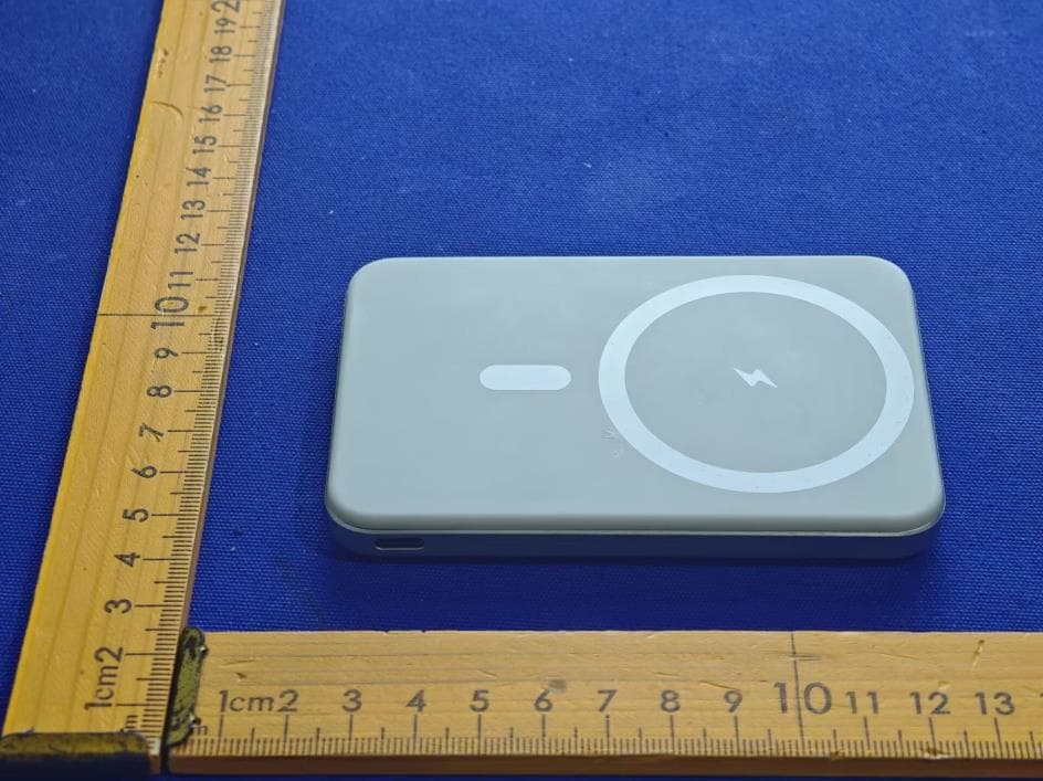 Magnetic Wireless Charging Power Bank - FCC ID YJW-12196PG - Superior communications . (5)