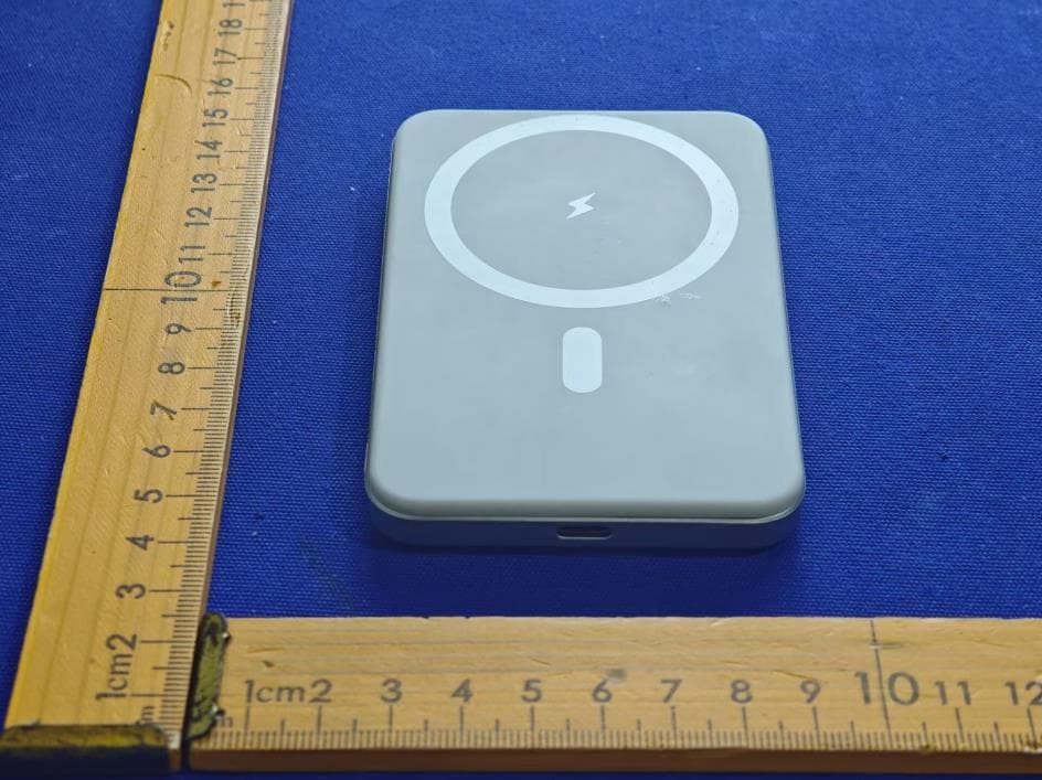 Magnetic Wireless Charging Power Bank - FCC ID YJW-12196PG - Superior communications . (4)