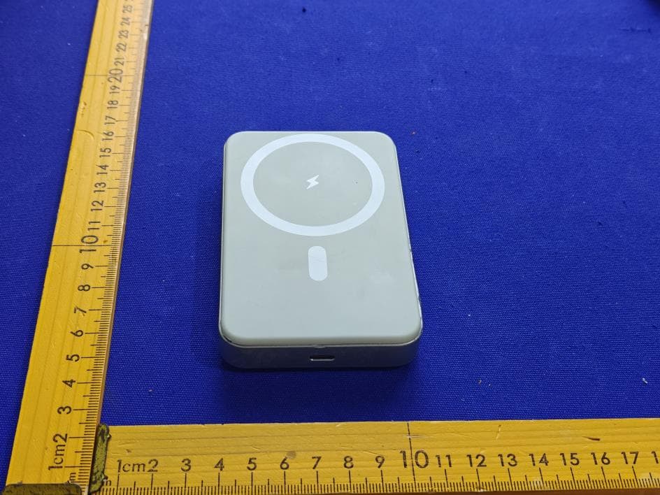 Magnetic Wireless Charging Power Bank - FCC ID YJW-12197PG - Superior communications . (4)