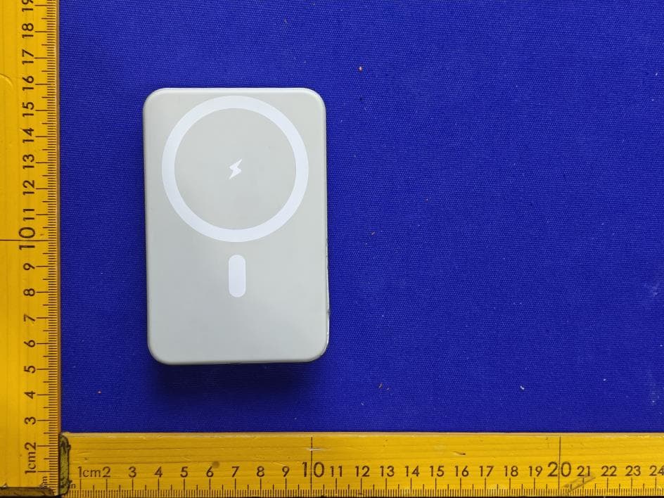 Magnetic Wireless Charging Power Bank - FCC ID YJW-12197PG - Superior communications . (3)