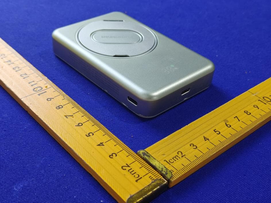 Magnetic Wireless Charging Power Bank - FCC ID YJW-12197PG - Superior communications . (5)