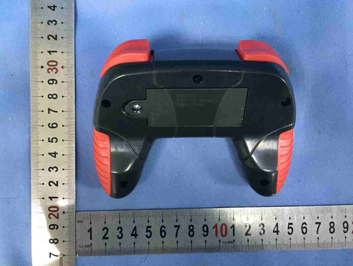 FNT0733 - FNT - Deluxe Feature Vehicle (RC Mudflap) - FCC ID YNIJAZWARES73A - Jazwares, LLC (2)