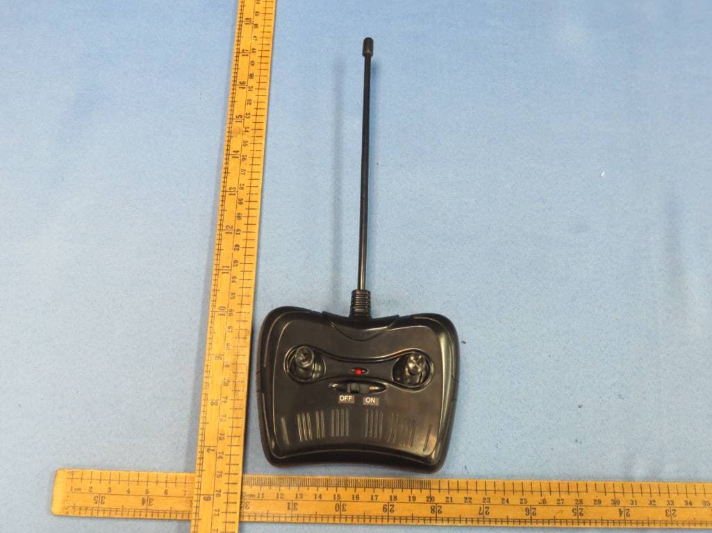 Toy RC Fighting Robot - FCC ID Z6QFLFR00127 - GUANGDONG FEILUN TECHNOLOGY INDUSTRIAL CO., LTD. (4)