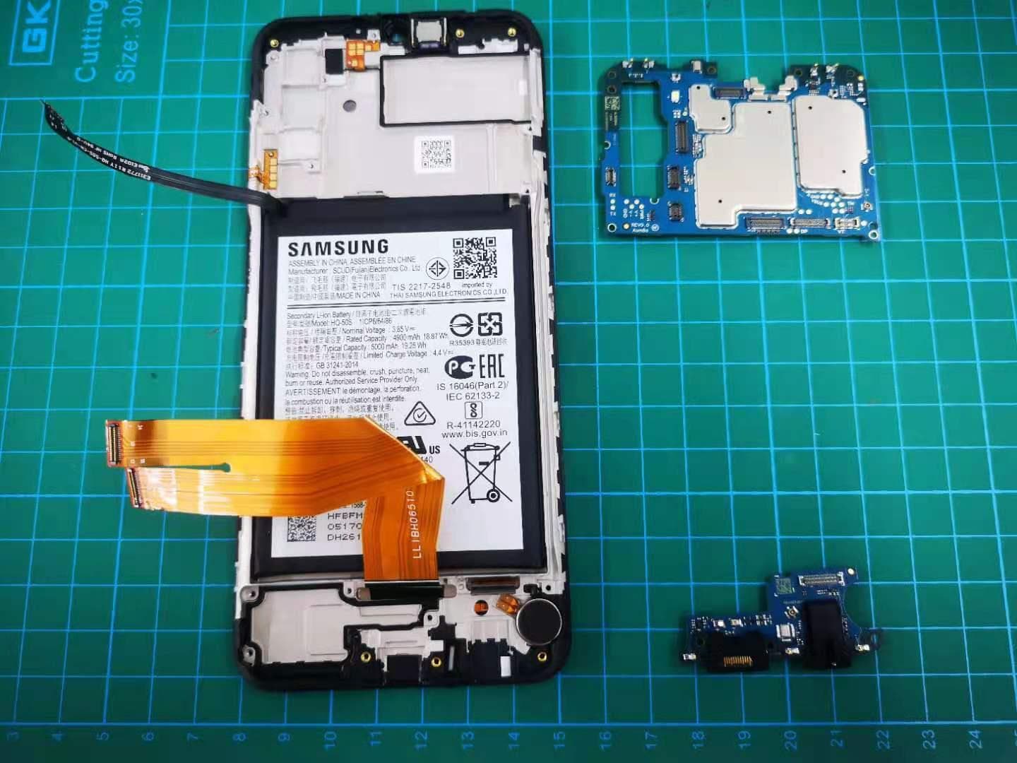 Multi-band GSM/WCDMA/LTE phone with Bluetooth, WLAN - FCC ID ZCASMA037F - SAMSUNG Electronics Co., Ltd.
