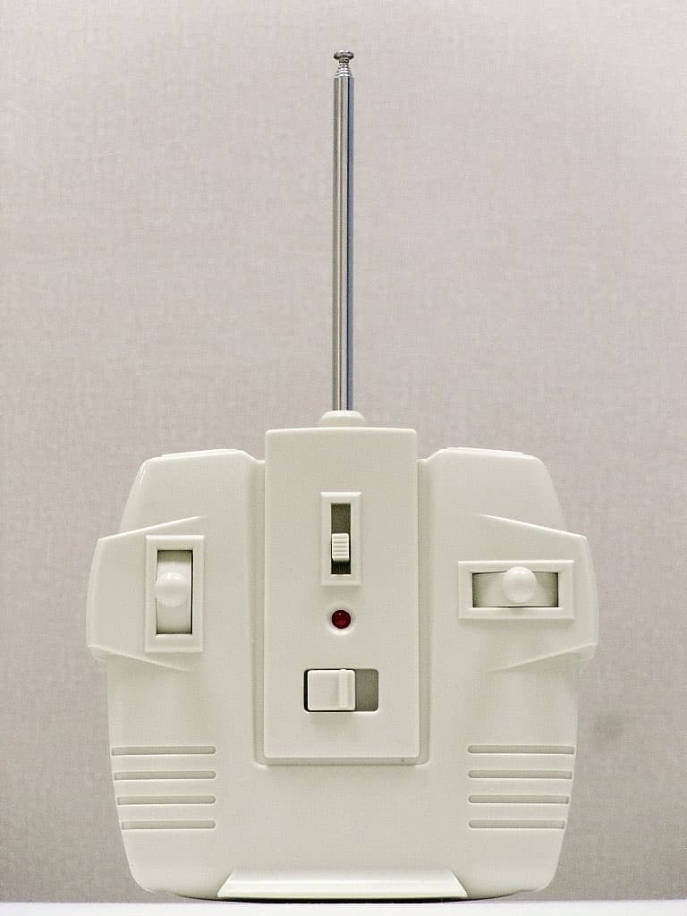 27 MHz WIRELESS REMOTE CONTROL TRANSMITTER - FCC ID ZEZ3107T27 - MTMS (HK) LIMITED (2)