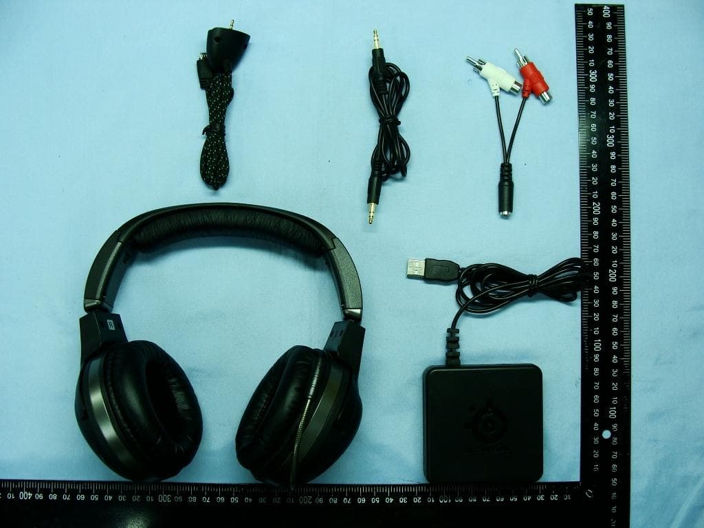 2.4GHz STEREO TRANSMITTER - FCC ID ZHK-6126201 - SteelSeries ApS (2)