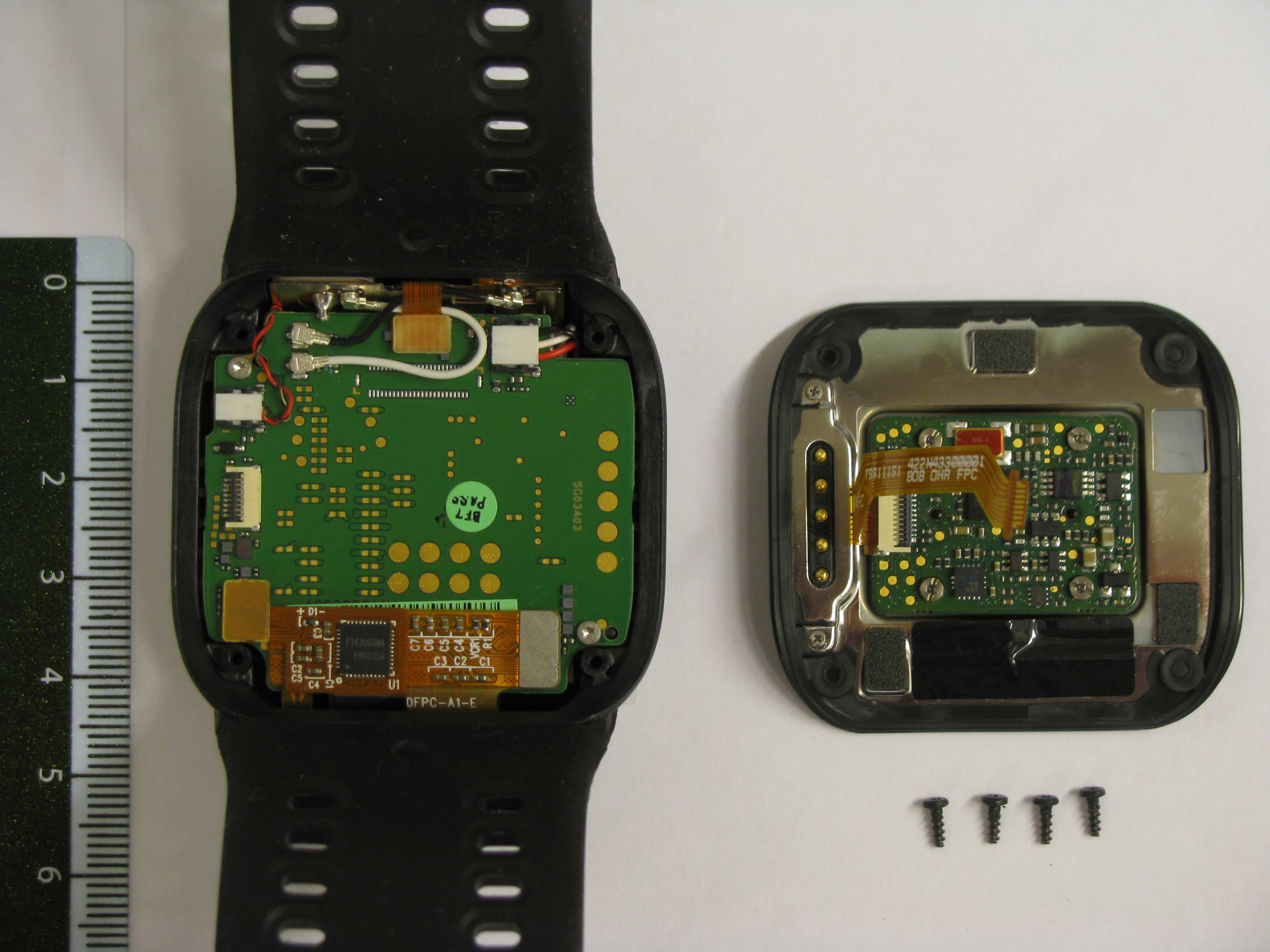 Fitness monitor with Bluetooth 4.0 dual mode (EDR + BLE), WLAN 802.11b/g/n and GPS. - FCC ID ZLGSMARTRUN - adidas AG (4)