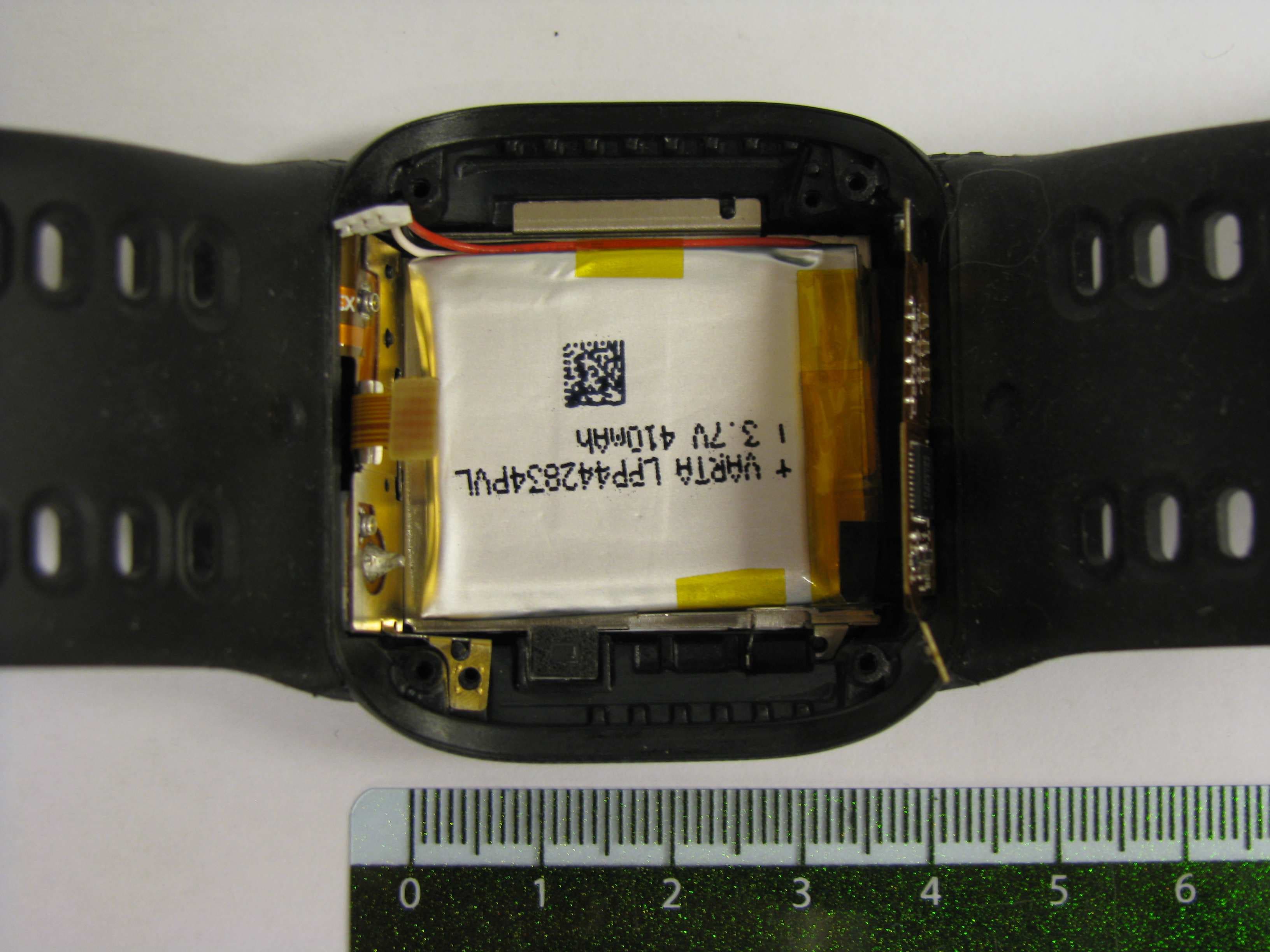 Fitness monitor with Bluetooth 4.0 dual mode (EDR + BLE), WLAN 802.11b/g/n and GPS. - FCC ID ZLGSMARTRUN - adidas AG (5)