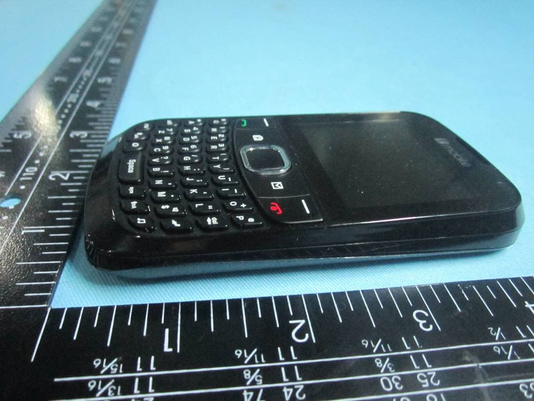 Qwerty Phone - FCC ID ZSW-QW125 - b mobile HK Limited (5)
