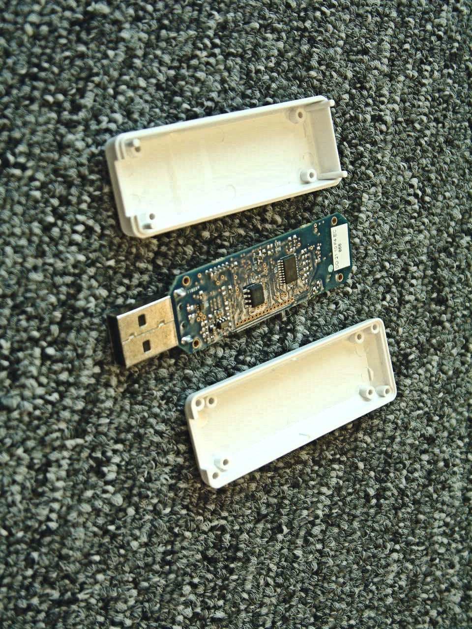 915 MHz USB Dongle - FCC ID ZT9-TZ207021V2 - Toumaz Microsystems Ltd. (2)