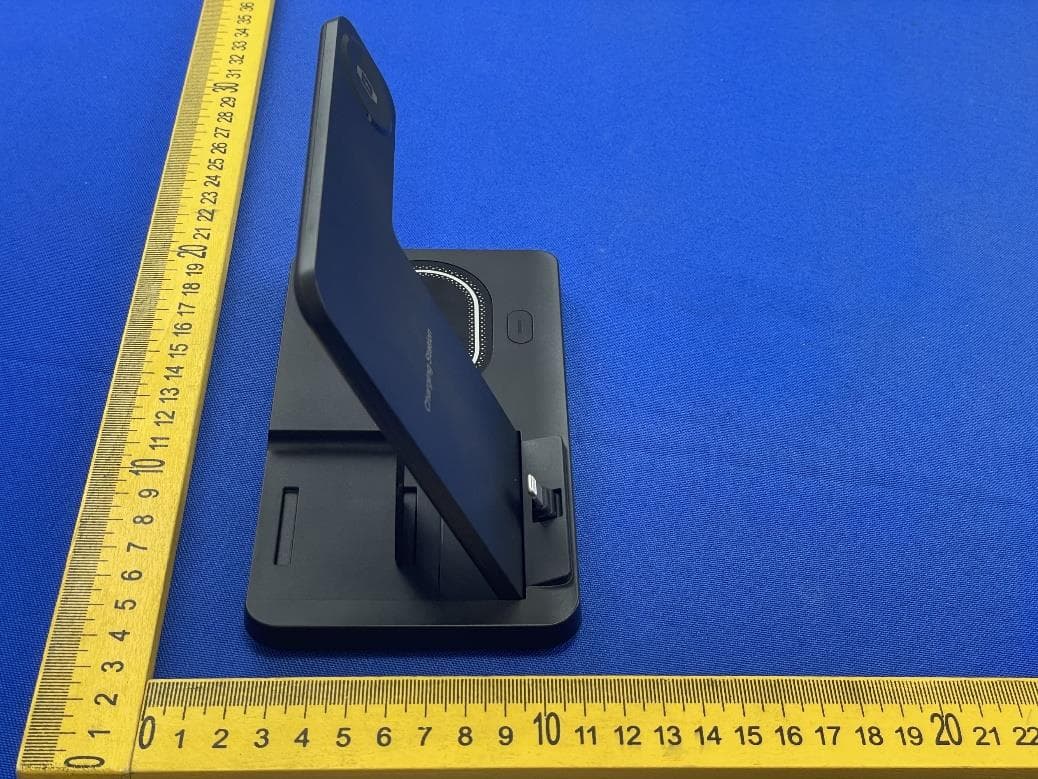 3 in 1 Charging Station - FCC ID 2A4N3-T3-A - Shenzhen You & Me Electronics Co.,LTD
