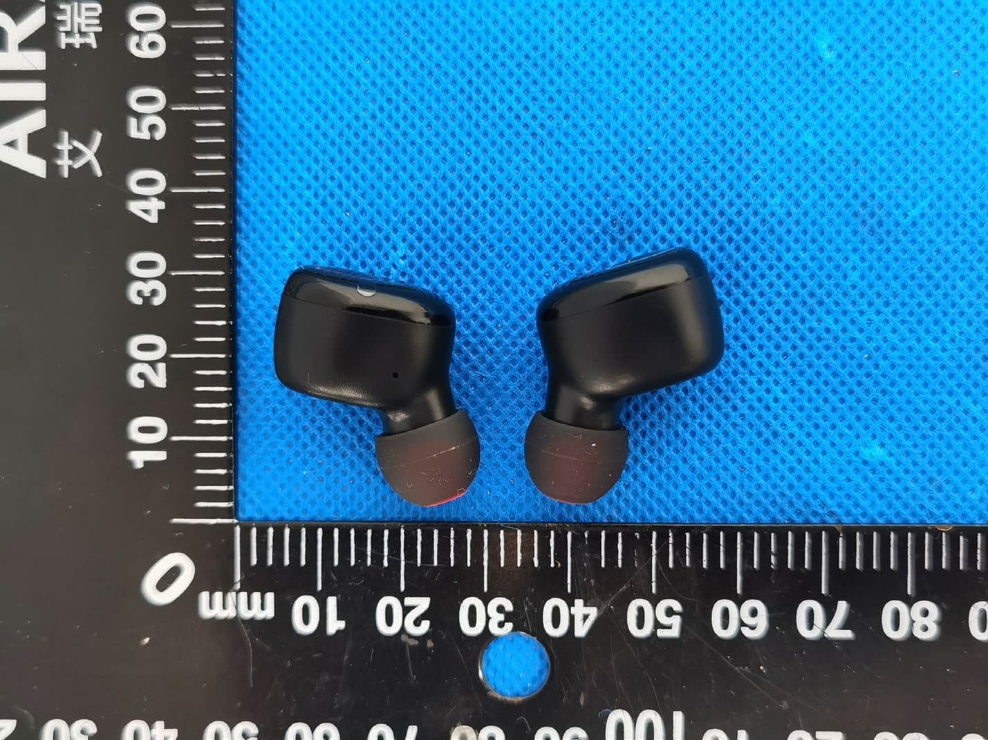 Mobile power TWS two in one - FCC ID 2A5LA-S8PLUS - Guangdong Xizhongxi Technology Co., Ltd.