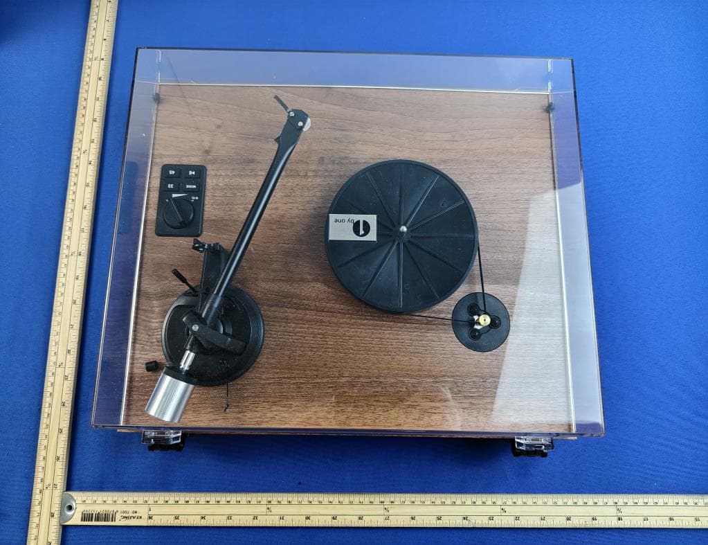 HIGH FIDELITY BELT DRIVE TURNTABLE WITH BOOKSHELF SPEAKER - FCC ID 2A6AD1-AD07US10 - 1byone Products Inc.