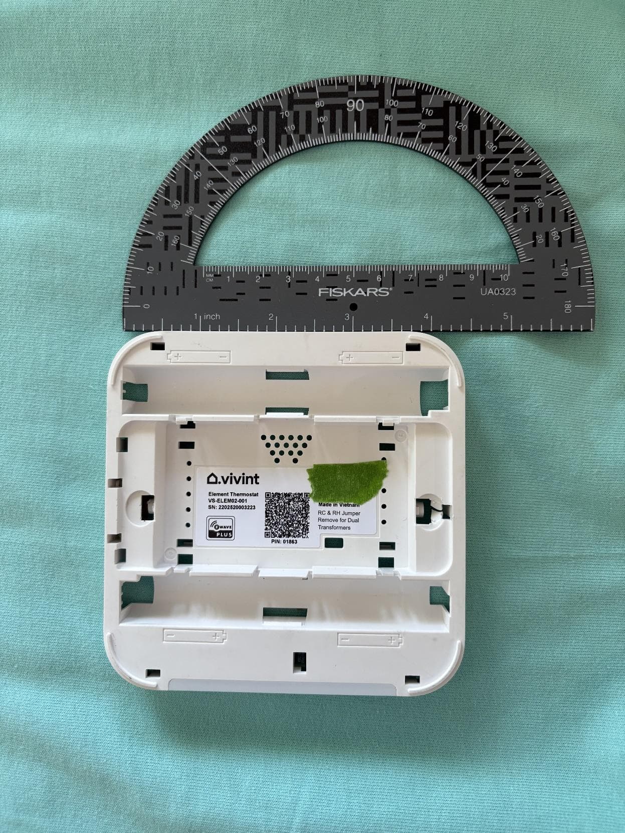 Wall mounted smart home thermostat - FCC ID 2AAAS-TH05 - Vivint, Inc.