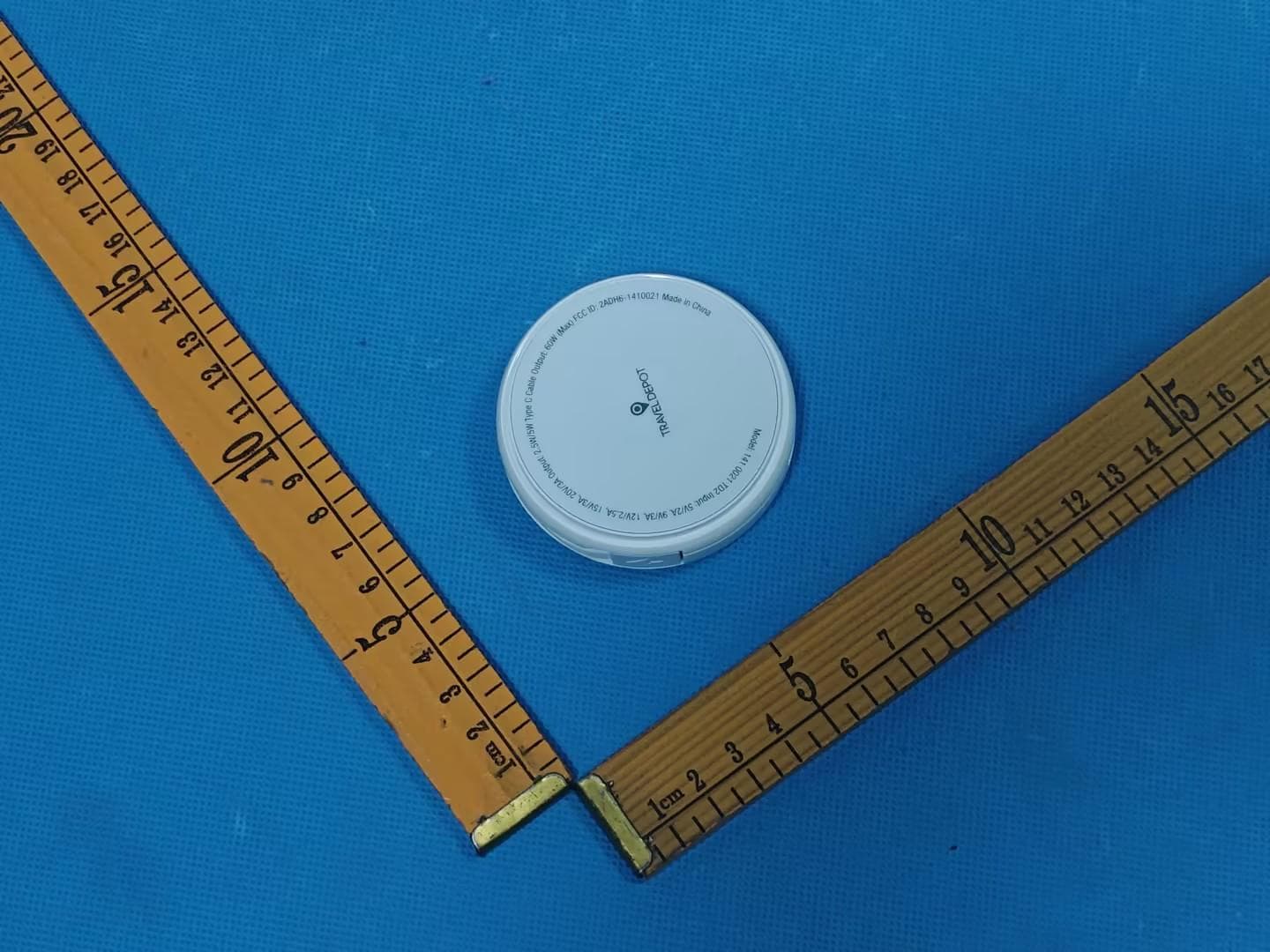 2-IN-1 WIRELESS CHARGER / RETRACTABLE TYPE C CABLE - FCC ID 2ADH6-1410021 - E-filliate Incorporated