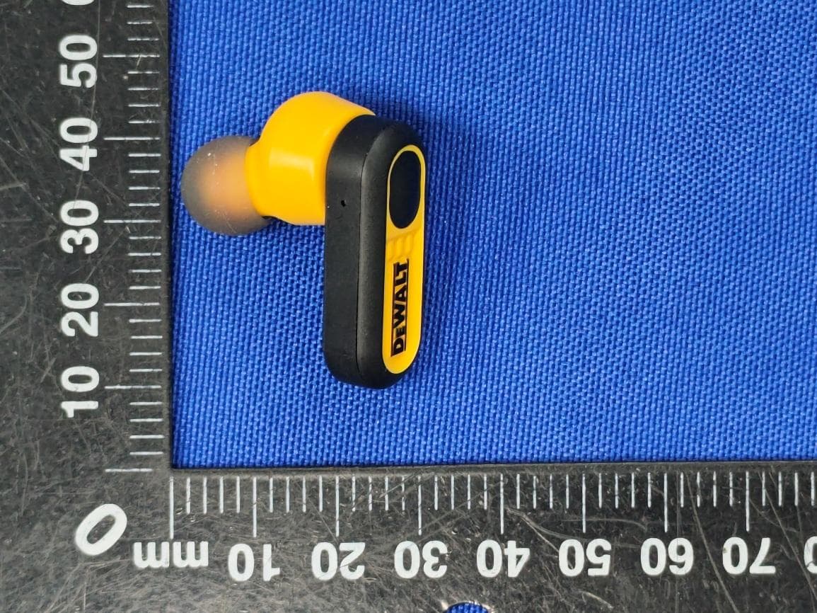True Wireless Earbuds with Charging Case - FCC ID 2ADH6-190209LC - E-filliate Incorporated