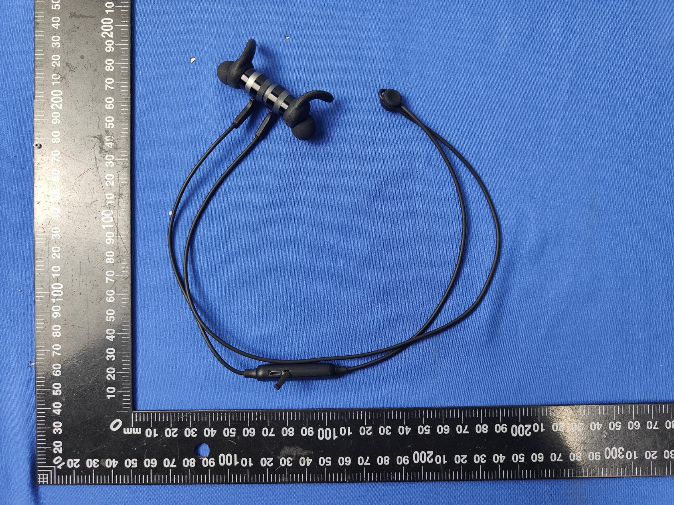 Wireless Splashproof Earphones 320XBT5 - FCC ID 2ADH6-1909010B - E-filliate Incorporated
