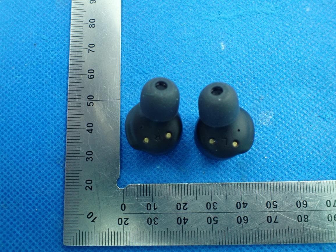 Bluetooth True Wireless Headset - FCC ID 2AO5WROCK250 - SACKit ApS