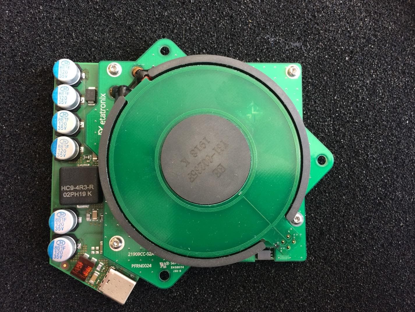Wireless Charger providing a USB Type-C interface - FCC ID 2AOR81909004 - etatronix GmbH