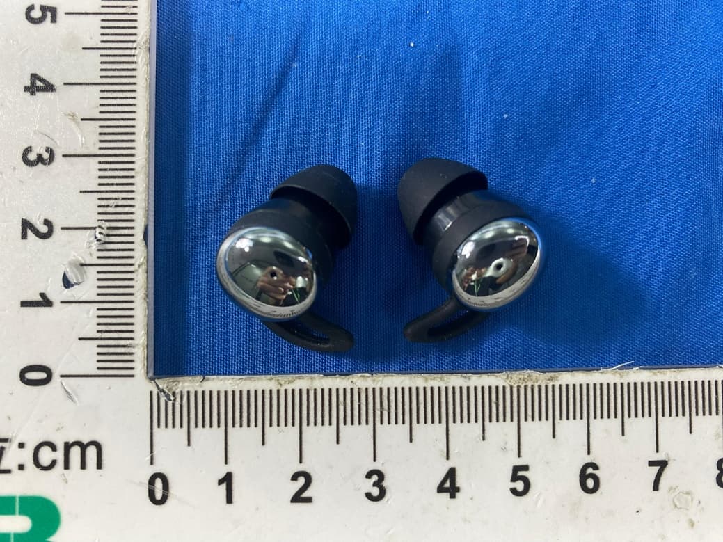 Bluetooth headphone - FCC ID 2AOZMYYK-Q81 - Shenzhen KingAnDa Technology Development Co., Ltd.