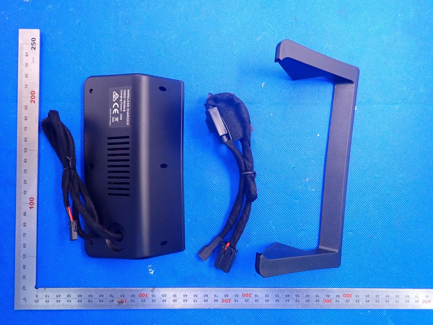Ford Ranger/Everest Wireless Charge Mat - FCC ID 2AWVX-VKB3Z - Directed Electronics OE Pty Ltd
