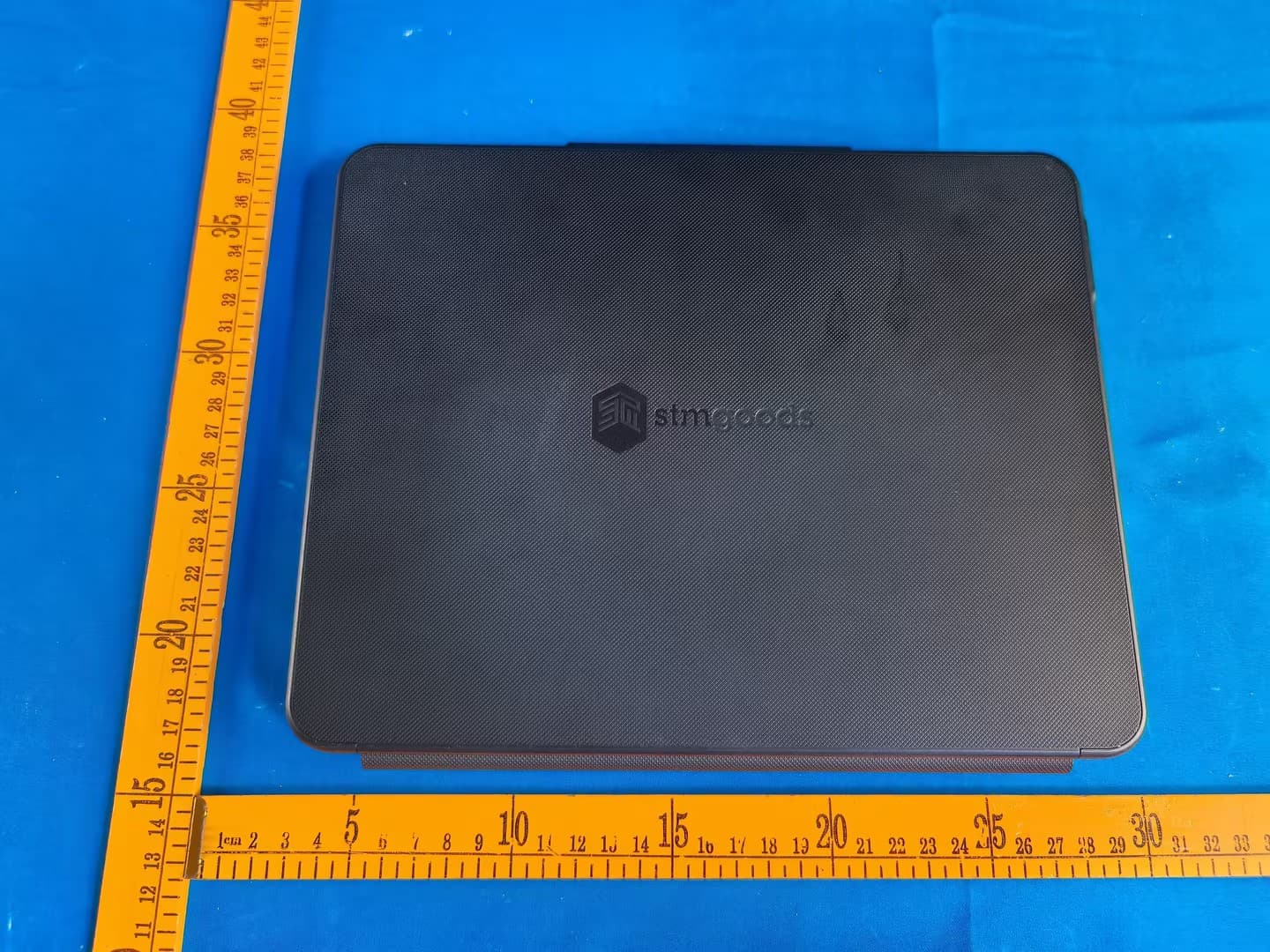 Dux guard keyboard trackpad BT (iPad Air 11 M4 & M3 & M2 & 5th & 4th gen) ANSI - FCC ID 2AZL3-STM226514KY - Chun Lam Group (International) Limited