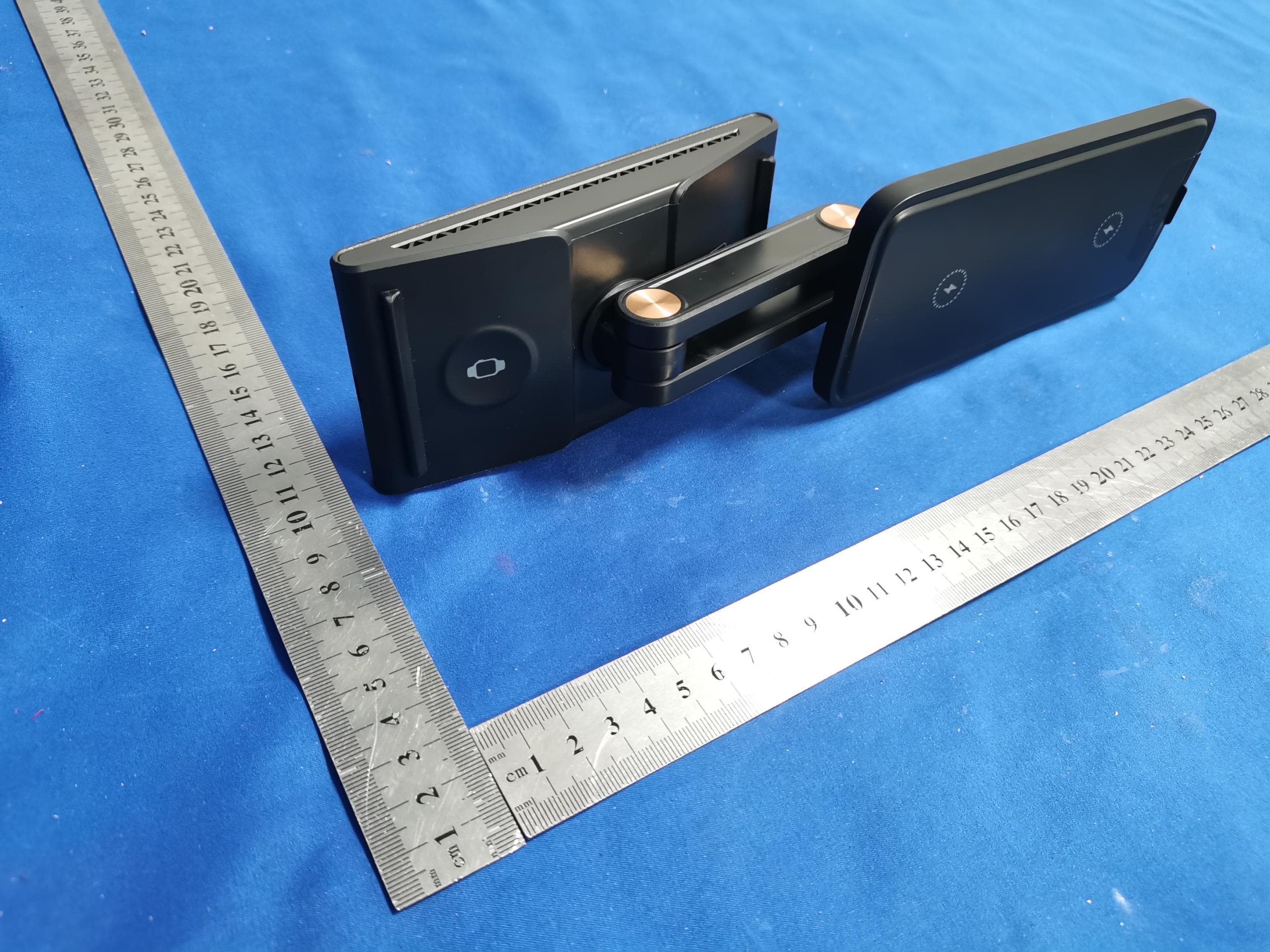 WIRELESS CHARGER - FCC ID 2BB2B-F2 - Dongguan Fismool Technology Co.,Ltd.