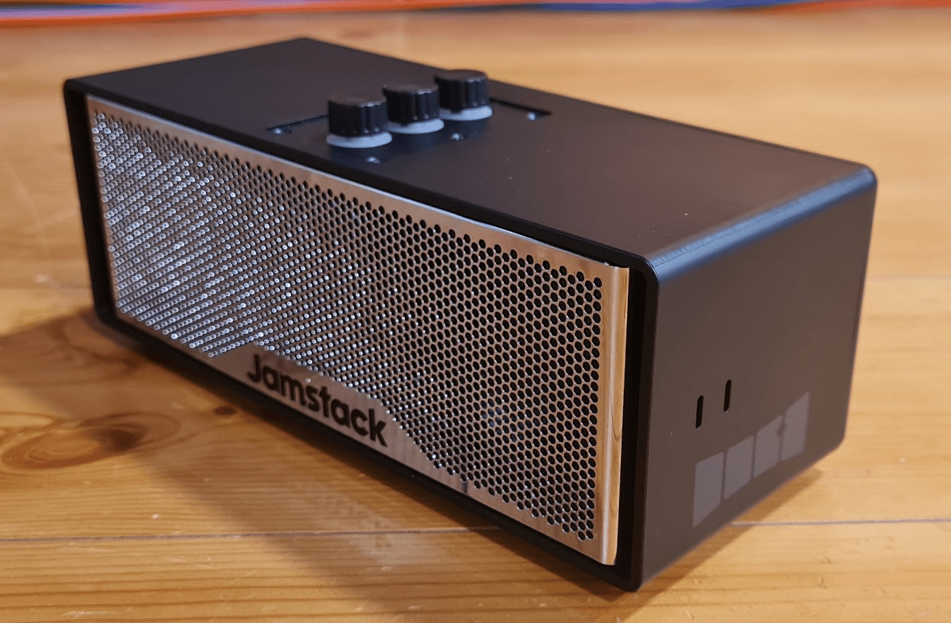 Wireless Guitar Speaker - FCC ID 2BBQE-JAMSTACK2 - Jamstack Inc.