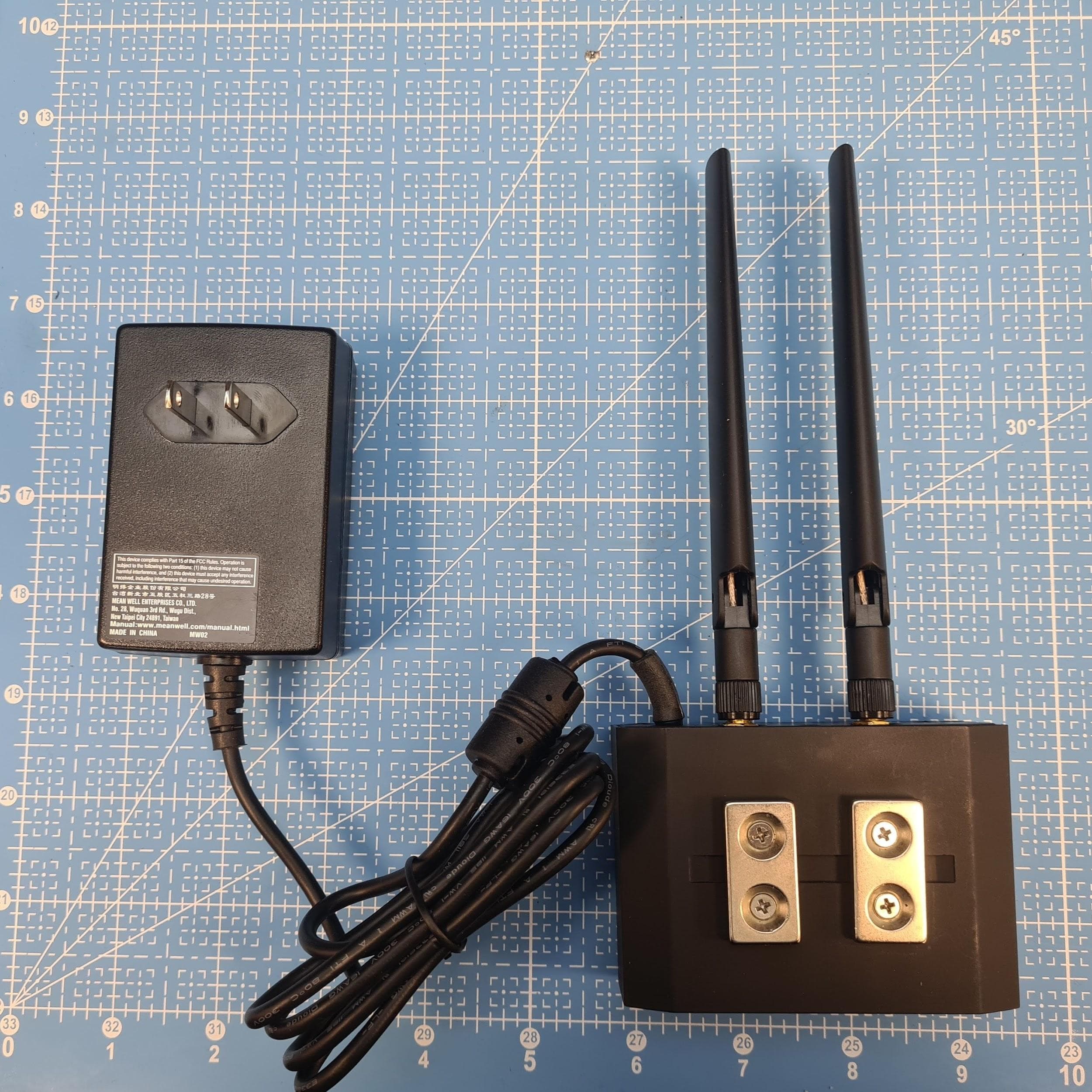 Gateway for Tractians industrial sensors - FCC ID 2BCIS-SR-PRO - Tractian Technologies Inc.
