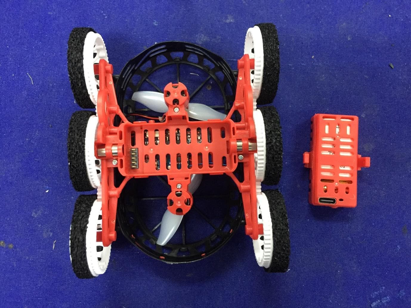 Toy RC Gravity Rover X2 with Replaceable Batteries - FCC ID 2BFIQ6390R - Hua Kang Plastic Products(Dong Yuan)Ltd.