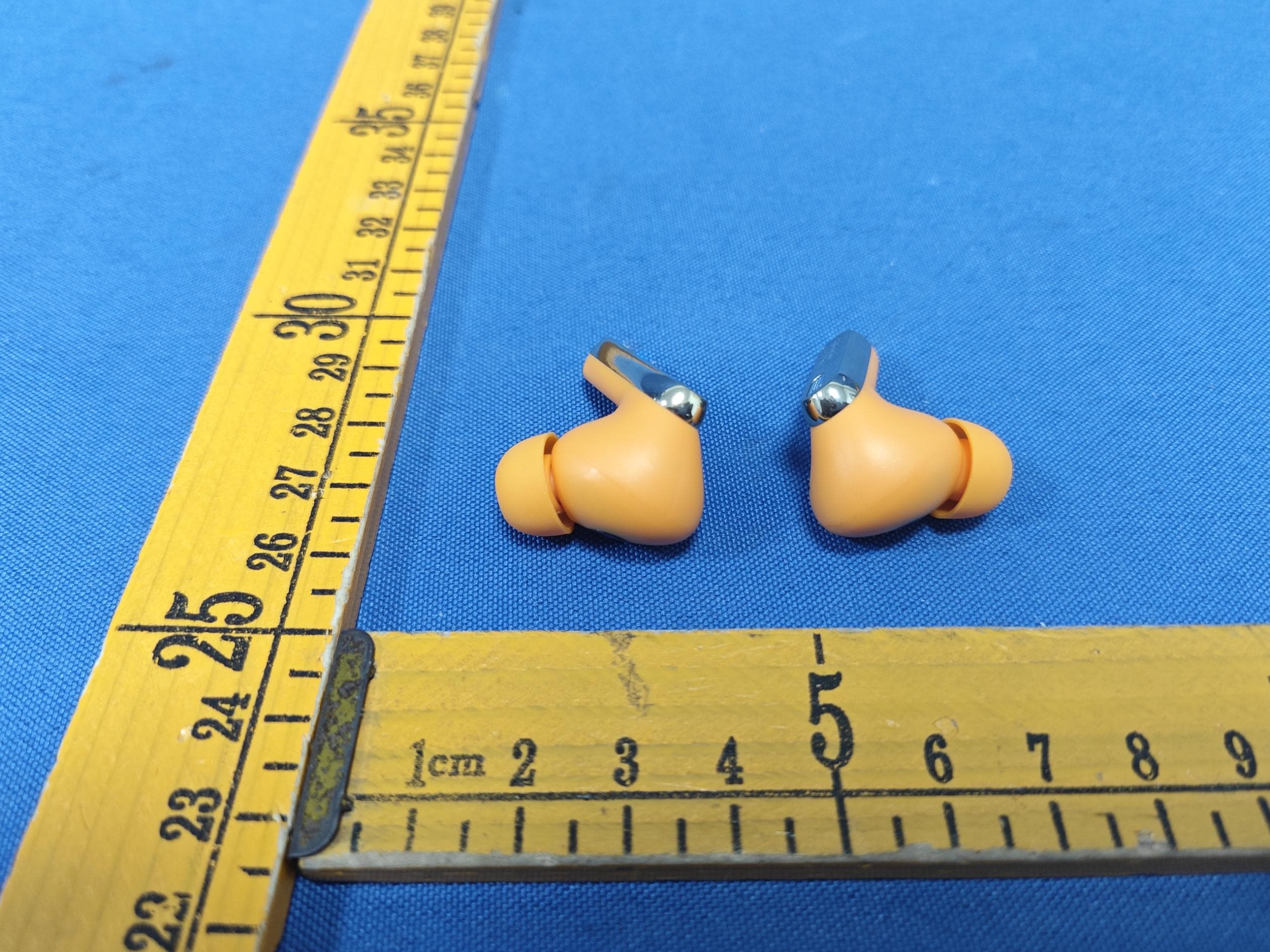 HTC Wireless Earphones 46 - FCC ID 2BHJR-NE46 - Shenzhen xiaoxiang supply chain technology co., ltd