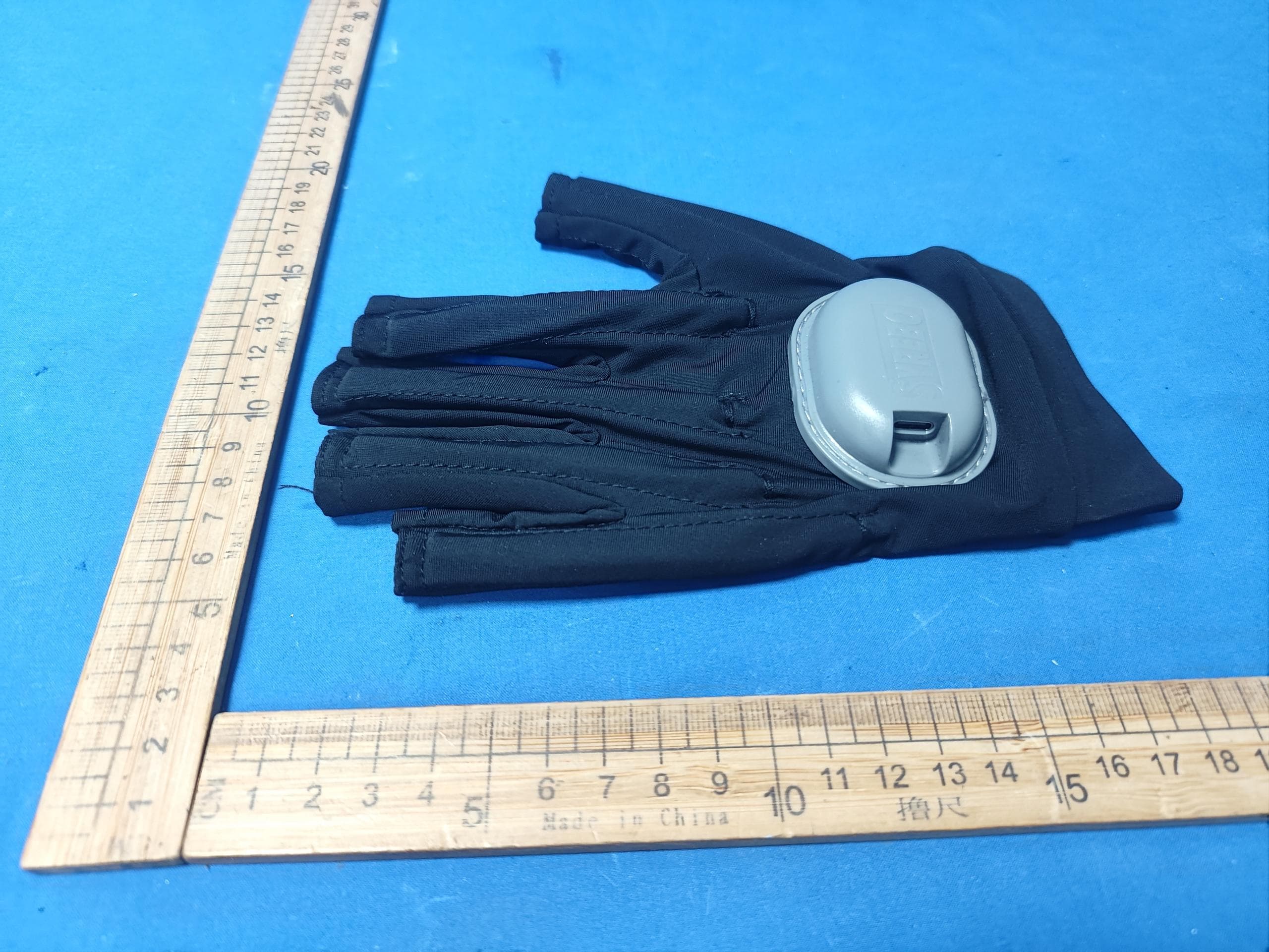 Data glove - FCC ID 2BUIO-SY-HRE12 - Shanghai SiYi Intelligent Technology Co.,Ltd.