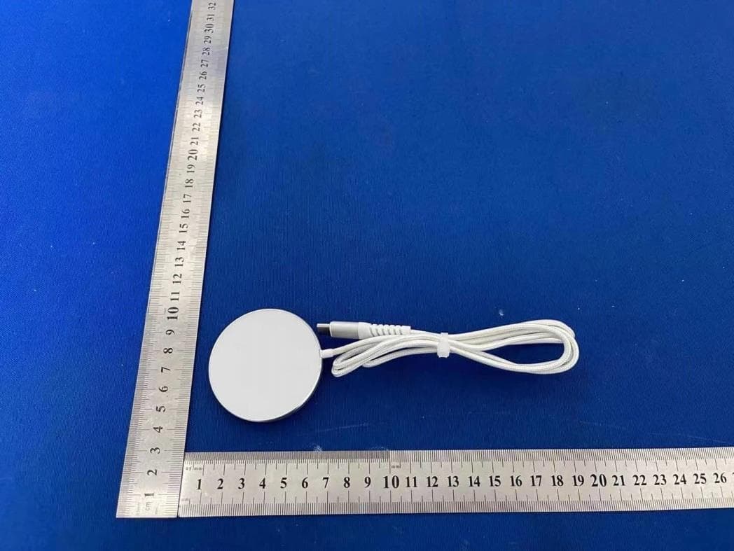 Magnetic wireless charger - FCC ID A7M-RWC46 - Shenzhen Reflying Electronic Co., Ltd.