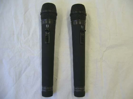 Wireless Microphone - FCC ID DLAWM-5220 - TOA Corporation