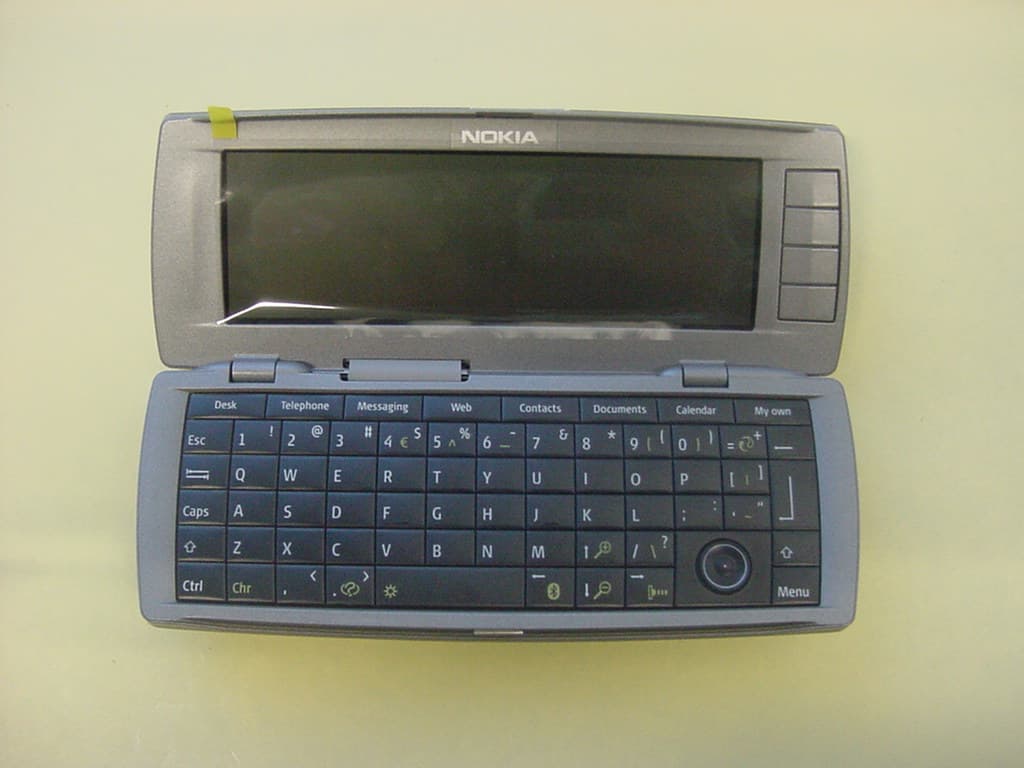 GSM 850/1800/1900 Communicator w/WLAN, BT - FCC ID PDNRA-3 - Microsoft Corporation