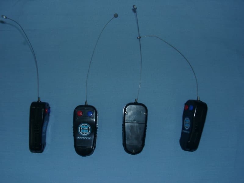 27 MHz Remote Control Transmitter - FCC ID QI7RCC27B01 - Uni-Fortune Toys Ind Ltd