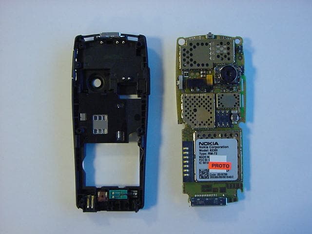 GSM 900/1800/1900 Cellphone With Bluetooth - FCC ID QTKRM-72 - Microsoft Corporation