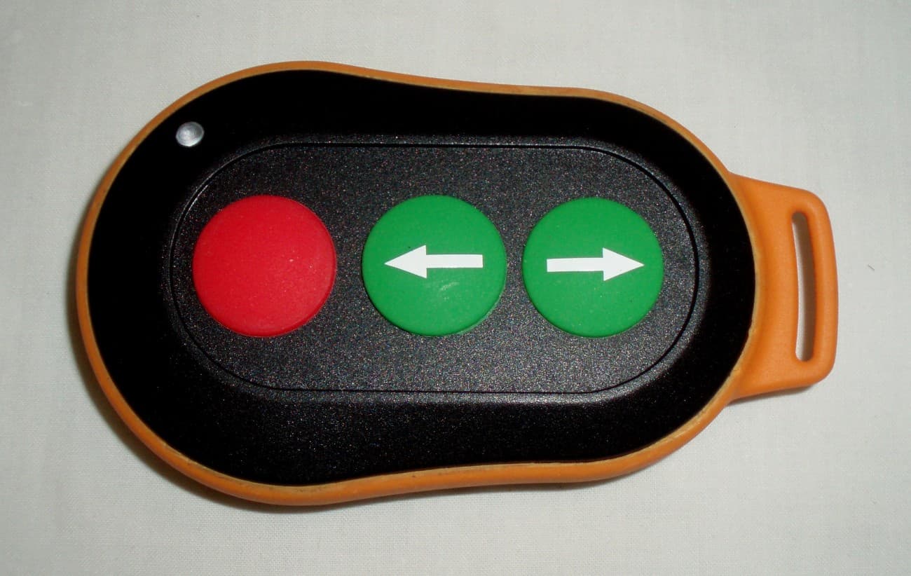 REMOTE CONTROL TRANSMITTER - FCC ID QUUSWTX01 - Superwinch, LLC