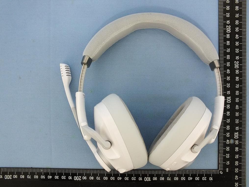 Wireless Gaming Headset with Bluetooth - FCC ID R3USCBT26 - DSEA A/S