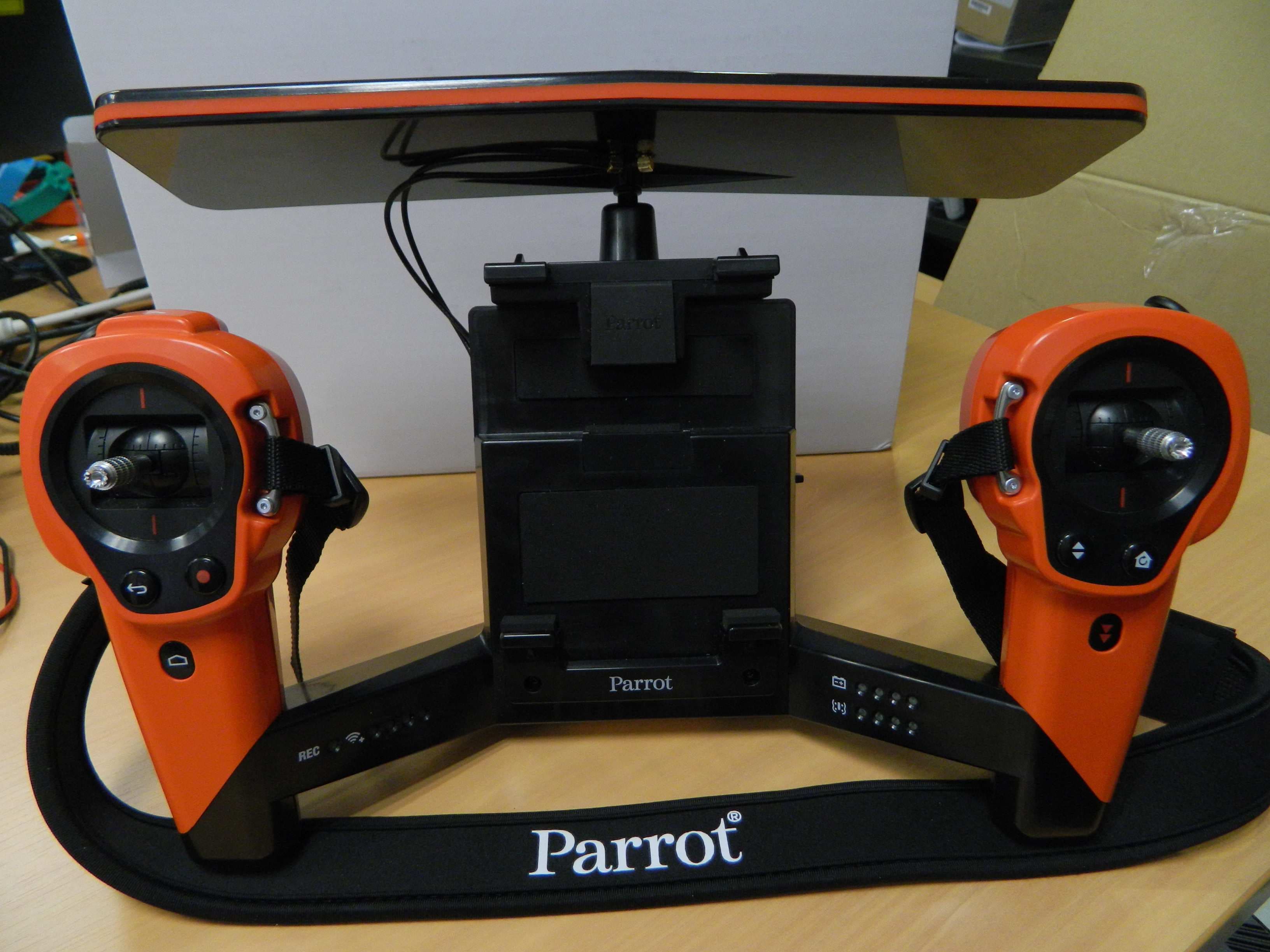 Wireless remote control - FCC ID RKXSKYCONTROLLER - PARROT