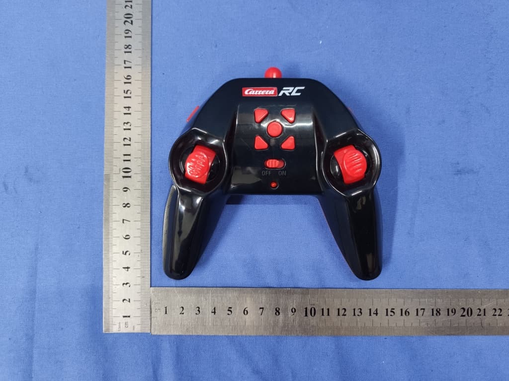 Toy Car Remote Control (2.4GHz) - FCC ID YFA370410501 - Carrera Toys GmbH