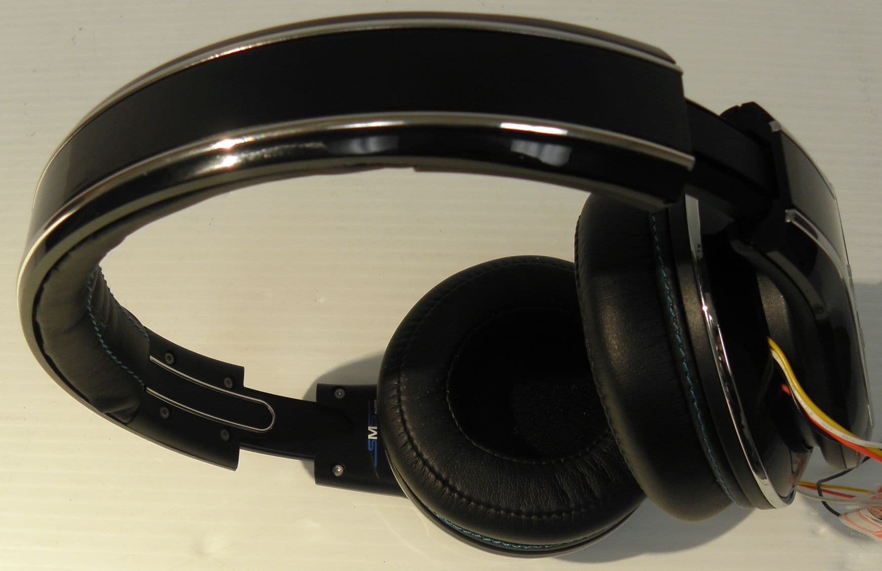 Wireless audio headphones - FCC ID Z6J-SMS001H - SMS Audio